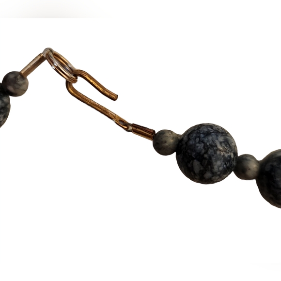 Black and Grey Jasper Beads with Dyed Pink Mother Of Pearl Necklace EUC Vintage - Picture 3 of 6